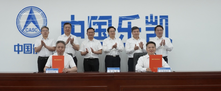 中國(guó)樂凱與宿遷市簽訂合作協(xié)議 侯景濱、李東會(huì)見宿遷市委書記陳忠偉并共同見證簽約